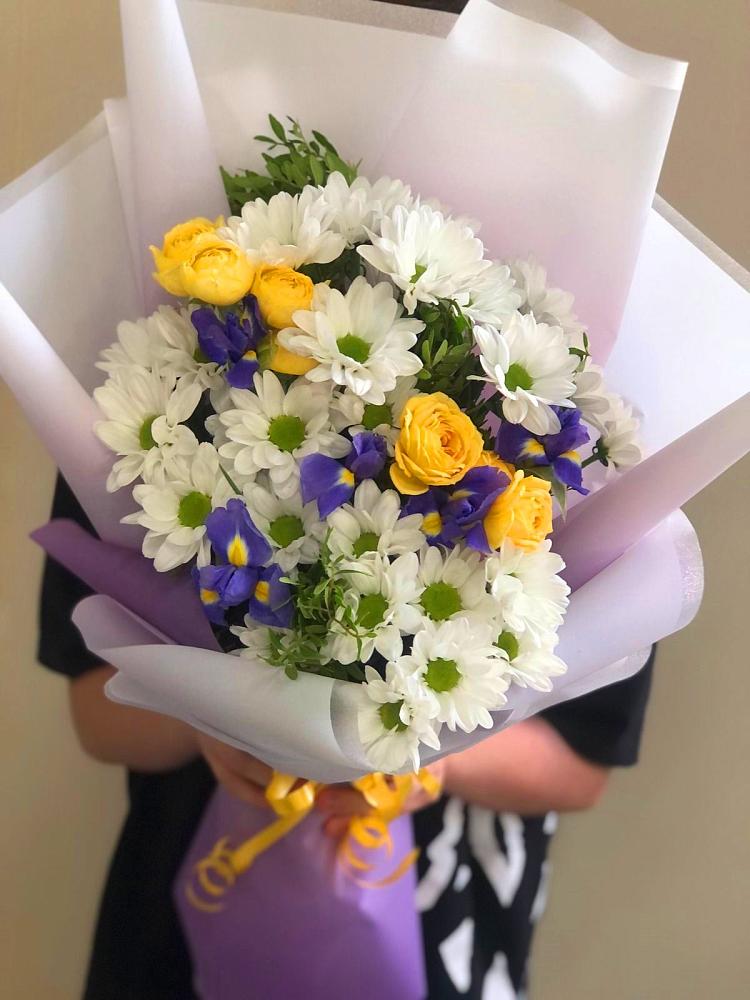 Букет солнечный привет в Алексеевской Волгоградской области Букет цветов из: Ирисы, Хризантемы и Розы в Алексеевской Волгоградской области