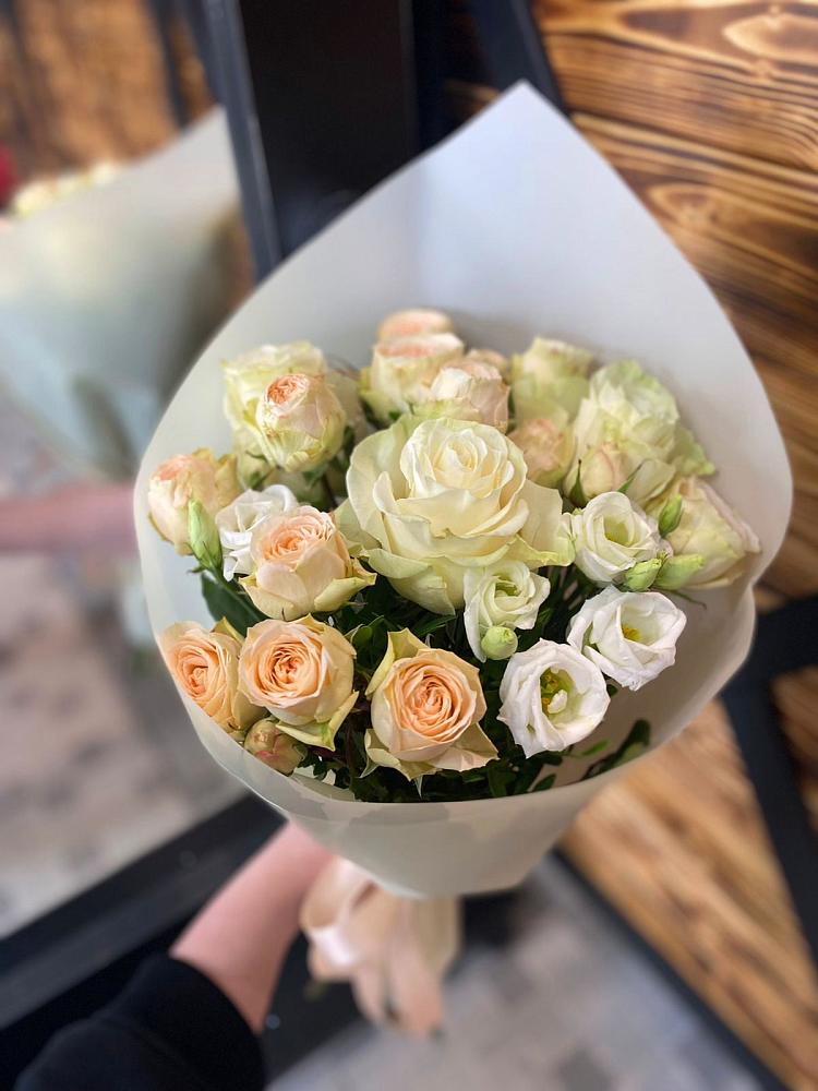 Букет Летний бриз в Алексеевской Волгоградской области Букет цветов из: Розы и Лизиантусы в Алексеевской Волгоградской области